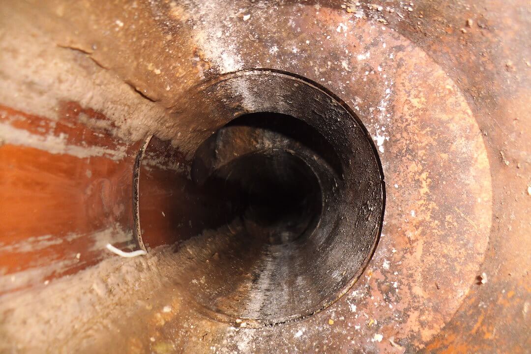 Bild einer defekten Abwasserleitung während laufender Sanierungsarbeiten