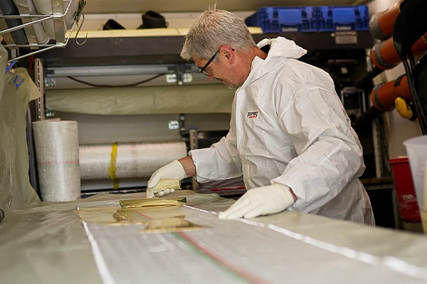 Mitarbeiter führt gerade ein Sanierungsverfahren durch in weißen Kittel